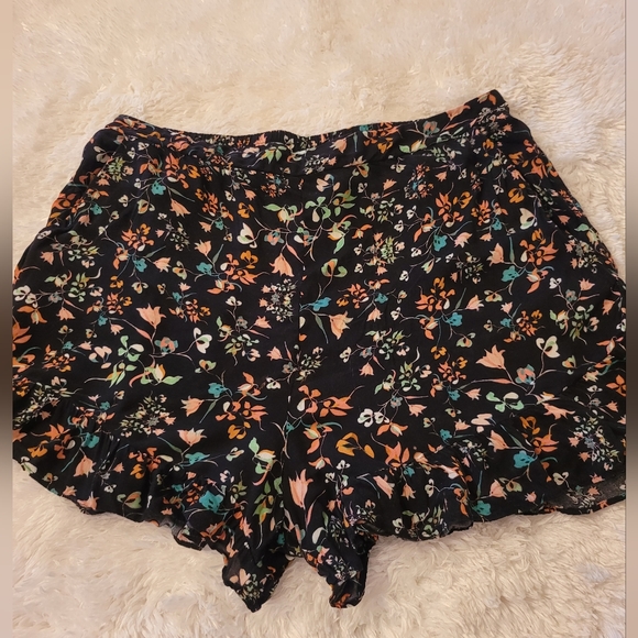 Ruffle bottom shorts with pockets - Picture 1 of 5
